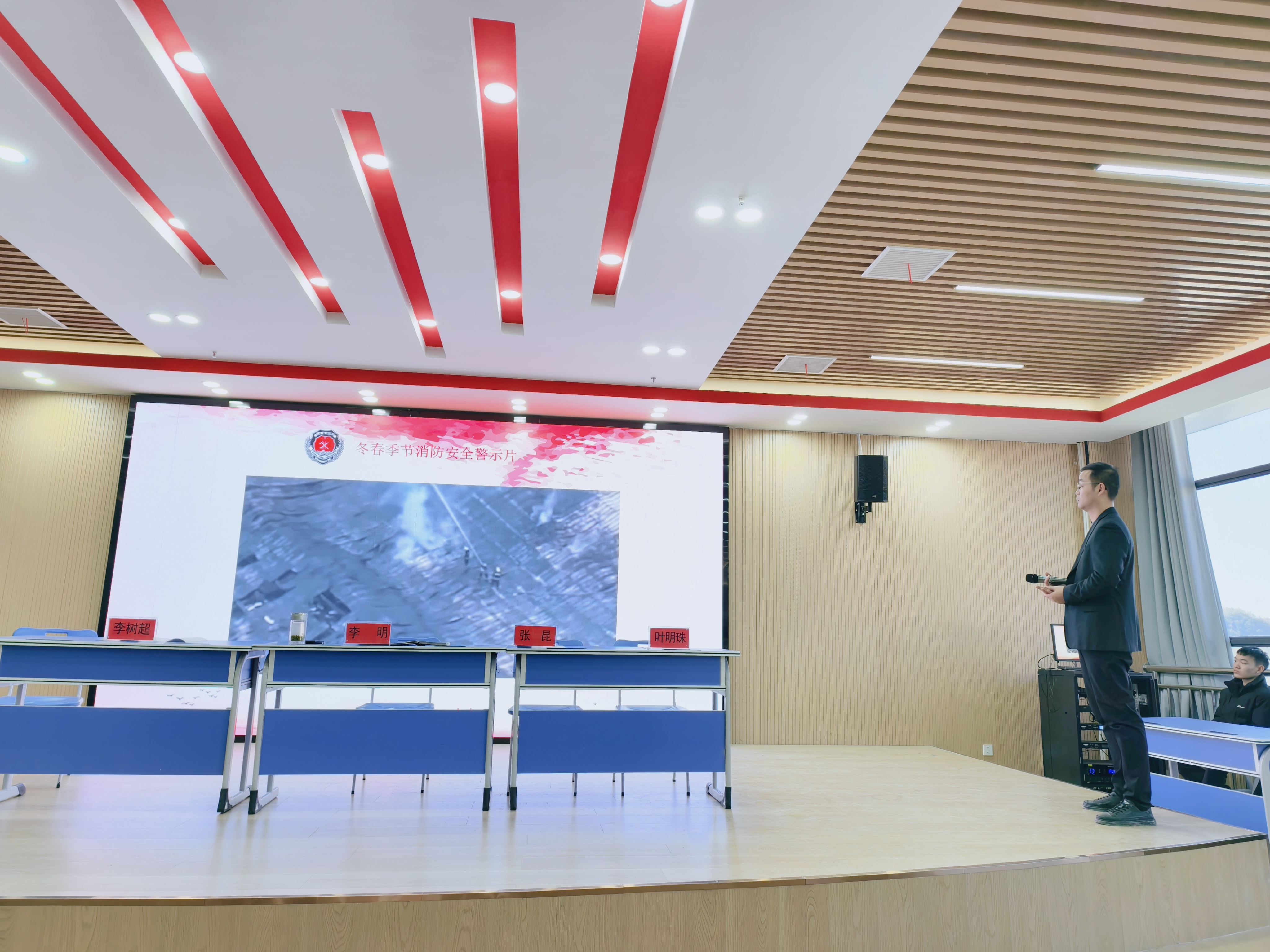 消防演练1.jpg 消防演练1.jpg