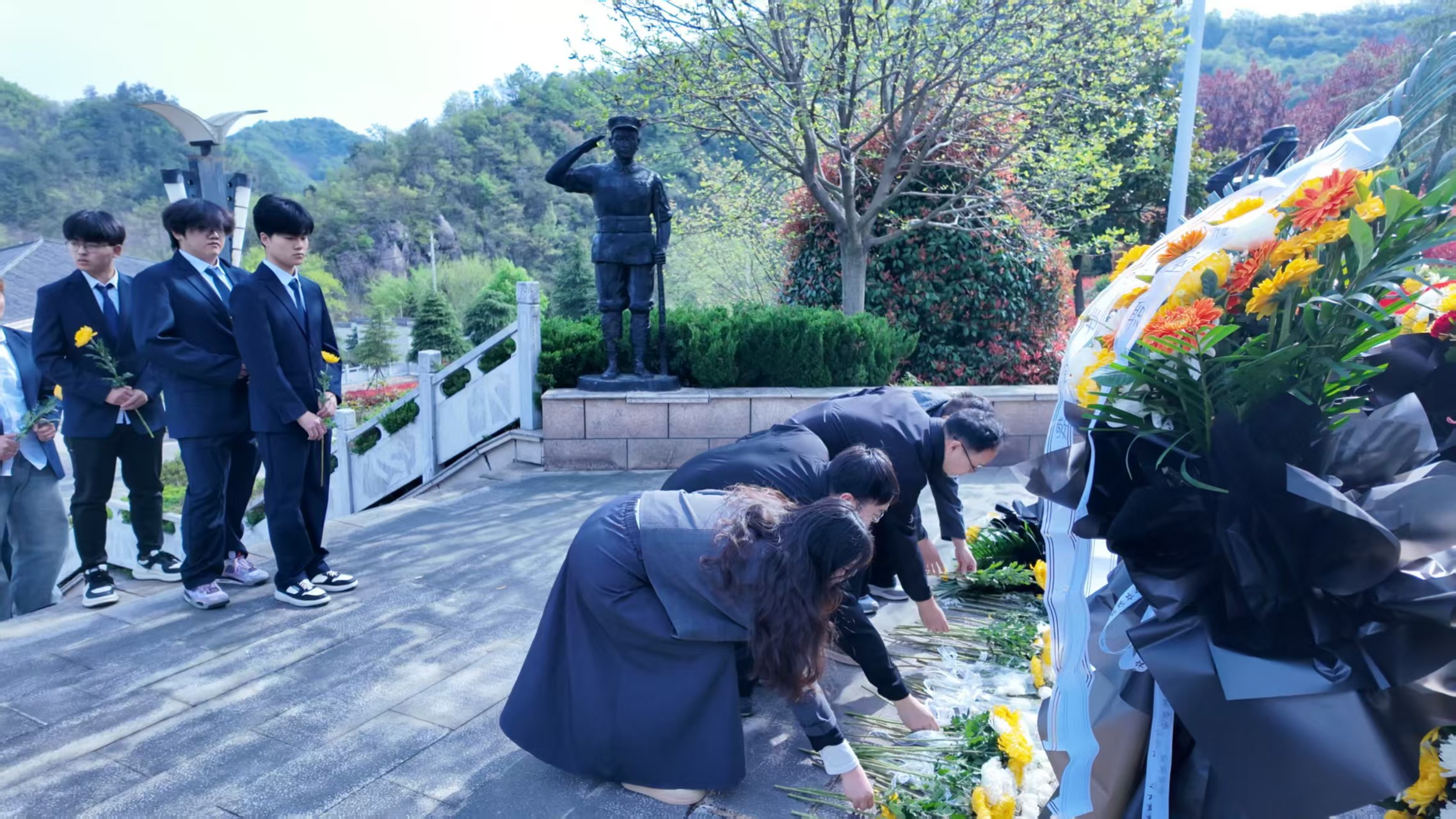 清明祭扫1.jpg 清明祭扫1.jpg