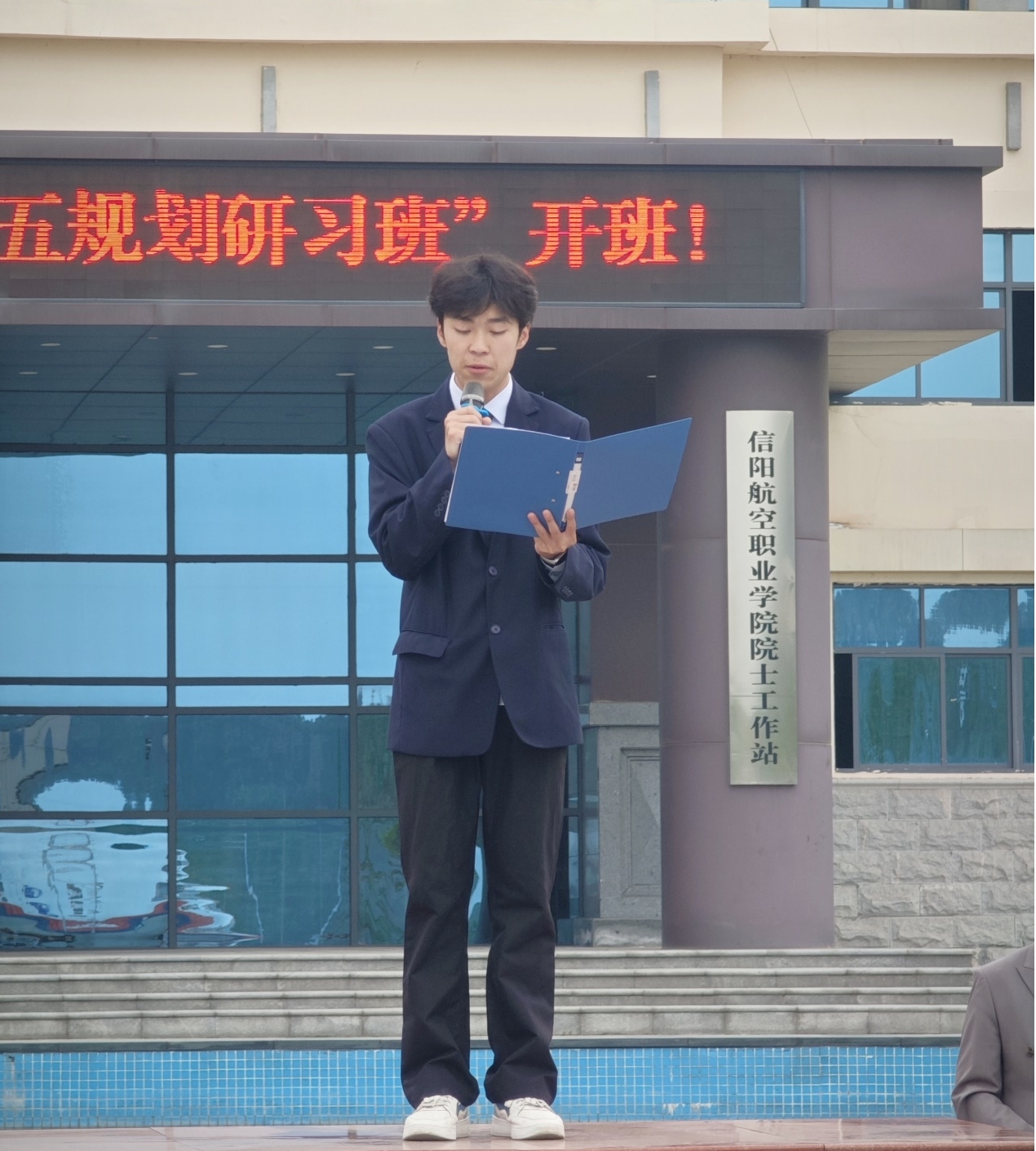 劳动节升旗2.jpg